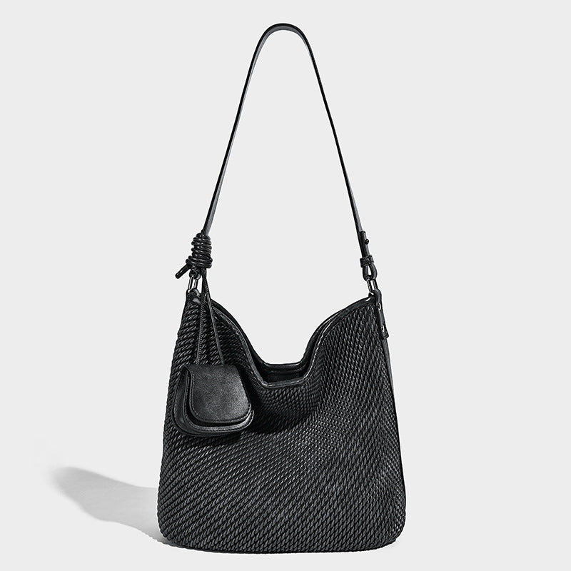 Große, weich fallende Hobo-Schultertasche in gewebter Optik in Braun mit Mini-Klappentasche und schmalem geknotetem Träger, Detailansicht 6
