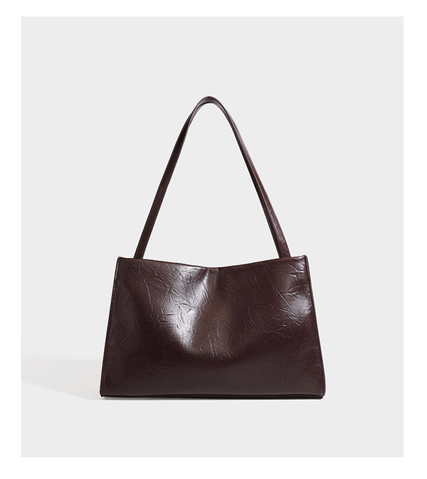 Strukturierte, rechteckige Tote-Schultertasche mit glänzender, geknautschter Lederoptik, langen Doppelriemen und goldfarbenem Emblem