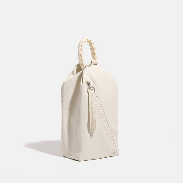 Lässige Crossbody-Bag aus weichem Stoff mit geflochtenem Kordel-Tragegriff, diagonalem Reißverschlussfach auf der Vorderseite und silberfarbenen Details, Detailansicht