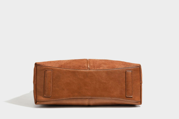 Lässig fallende Hobo-Schultertasche mit strukturierter Wildlederoptik, Reißverschluss oben, Quasten-Zippern und goldfarbenem, verstellbarem