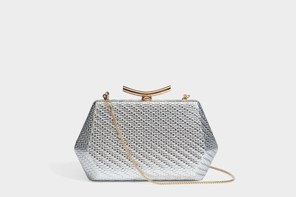 Kleine, strukturierte Clutch aus metallischem Flechtmaterial mit goldfarbenem Bügelverschluss und abnehmbarem Kettenriemen, Detailansicht 30