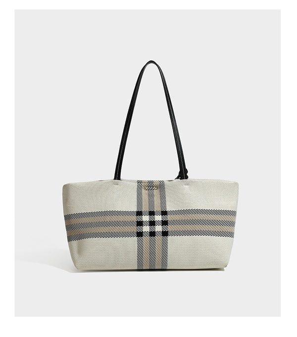 Strukturierte karierte Tote-Bag aus Webmaterial mit langen Schulterriemen in schwarzer Lederoptik und befestigter schwarzer Reißverschlusstasche, Detailansicht 16
