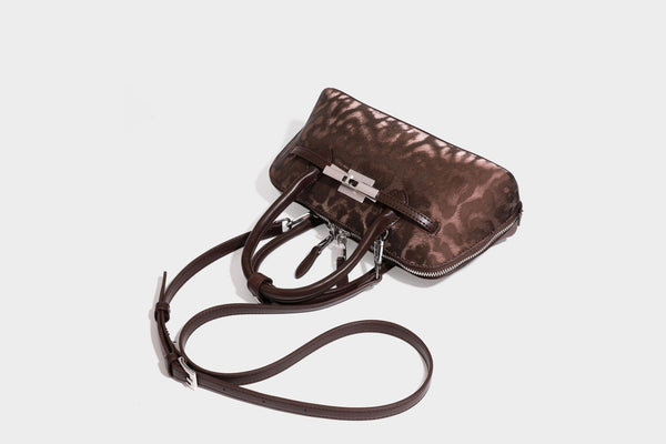 Strukturierte Henkeltasche mit tonal abgestimmtem Leopardenprint, Besatz in Lederoptik, gerollten Henkeln, vorderem Drehverschluss und