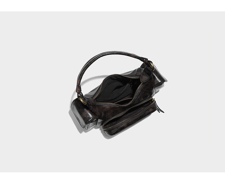 Formlose Schultertasche in Lederoptik mit mehreren Fächern, Used-Finish, vorderer Reißverschlusstasche, seitlichen Klappentaschen und goldfarbenem