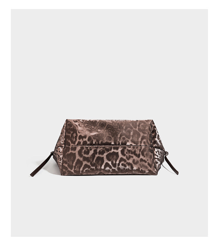 Große, glänzende Hobo-Schultertasche mit Leopardenprint, abnehmbarem Reißverschlusstäschchen und silberfarbenem Seestern-Anhänger, Detailansicht