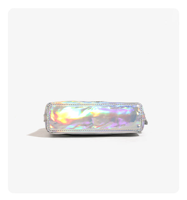 Kompakte rechteckige Schultertasche in holografisch schimmerndem Silber mit Knitteroptik, Reißverschluss oben und verstellbarem
