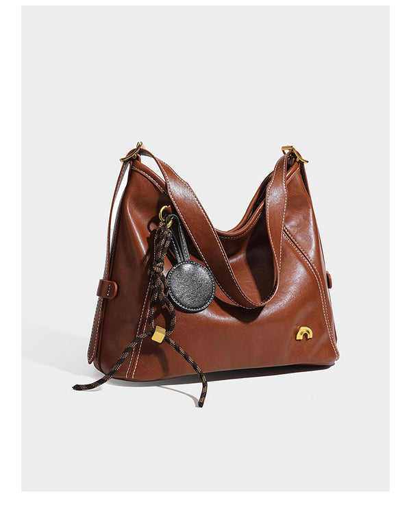 Lässig fallende Hobo-Schultertasche in glatter Lederoptik mit Kontrastnähten, antikgoldfarbenen Beschlägen und, Detail