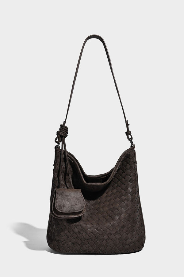 Lässig fallende Hobo-Schultertasche aus geflochtenem Material mit Korbgeflecht-Optik, angesetztem Mini-Täschchen vorne und verstellbarem Knotenträger, Detailansicht