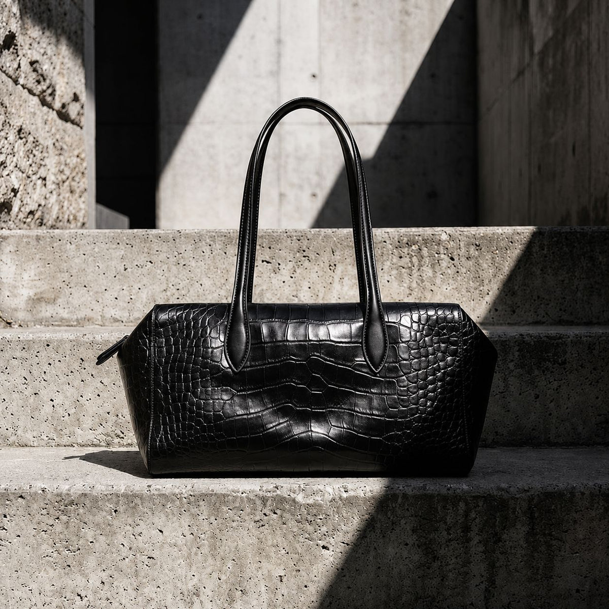 Schwarze glänzende Schultertasche in Trapezform mit Krokoprägung, zwei abgerundeten Riemen und Reißverschluss, Detailansicht 12