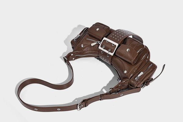 Halbmond-Schultertasche mit Nieten und Gürtelschnallen-Lasche, mehreren Vordertaschen und silberfarbenen Beschlägen, Detailansicht 29