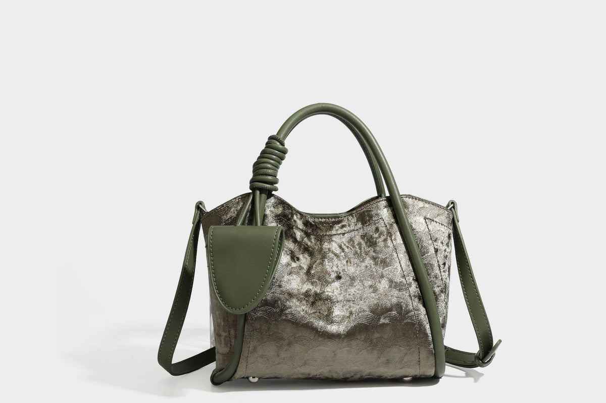 Kleine strukturierte Henkeltasche mit Samtstruktur in Braun, geknoteten Henkeln, einer vorderen Überschlagtasche und abnehmbarem, Detail