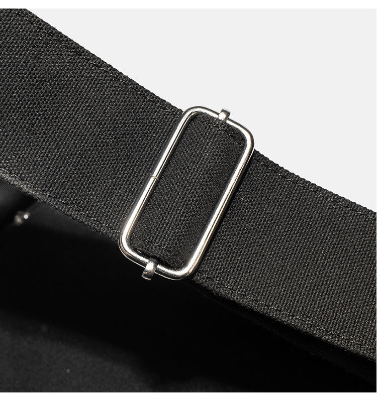 Große schwarze Messenger-Tasche aus mattem Canvas mit Überschlag vorn, Reißverschluss oben, elastischen Seitentaschen und verstellbarem silberfarbenem