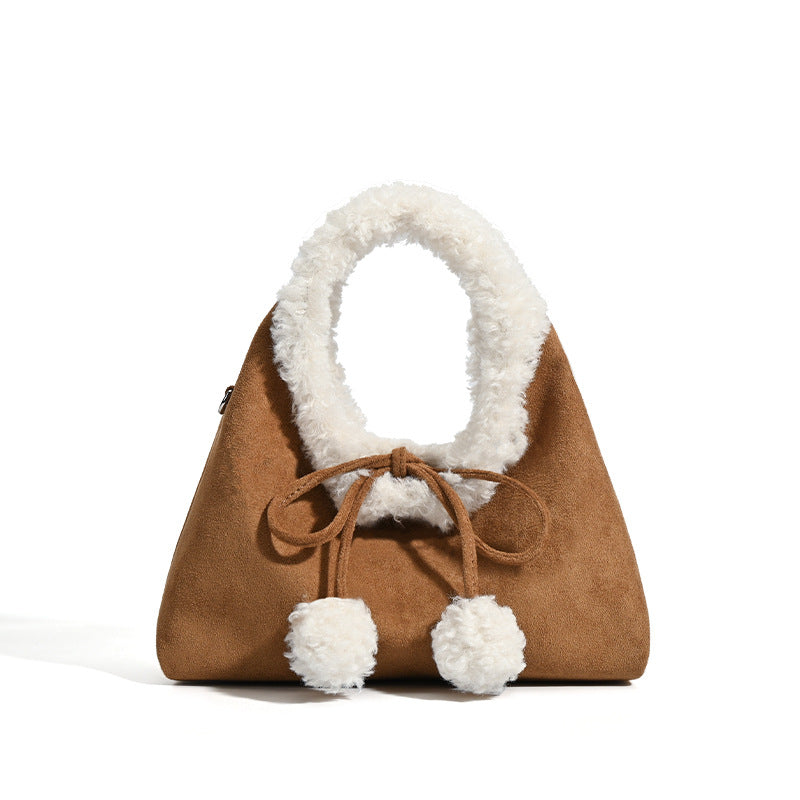 Trapezförmige Tasche aus karamellbraunem Wildlederimitat mit ovalem Henkel aus weißem Kunstfell, Pompon-Kordelverschluss und abnehmbarem Schulterriemen