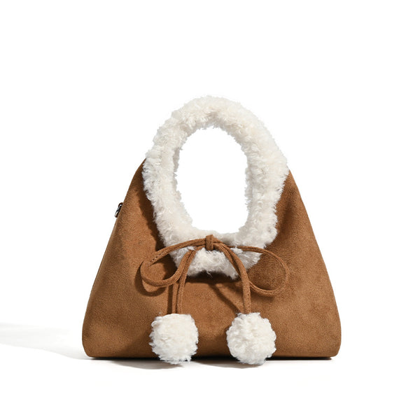 Trapezförmige Tasche aus karamellbraunem Wildlederimitat mit ovalem Henkel aus weißem Kunstfell, Pompon-Kordelverschluss und abnehmbarem Schulterriemen