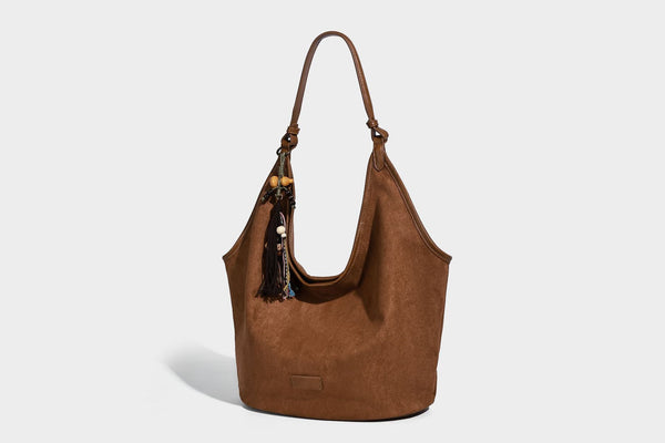 Lässig fallende Hobo-Schultertasche in matter Velourslederoptik mit offenem oberen Abschluss und optionalem Quasten- und Perlenanhänger, Detailansicht 16