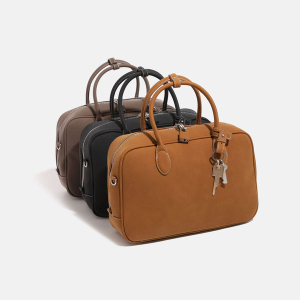 Strukturierte rechteckige Satchel-Tasche mit matter, genarbter Oberfläche, zwei gerollten Tragegriffen, silberfarbenen Reißverschlussbeschlägen und, Vorderansicht