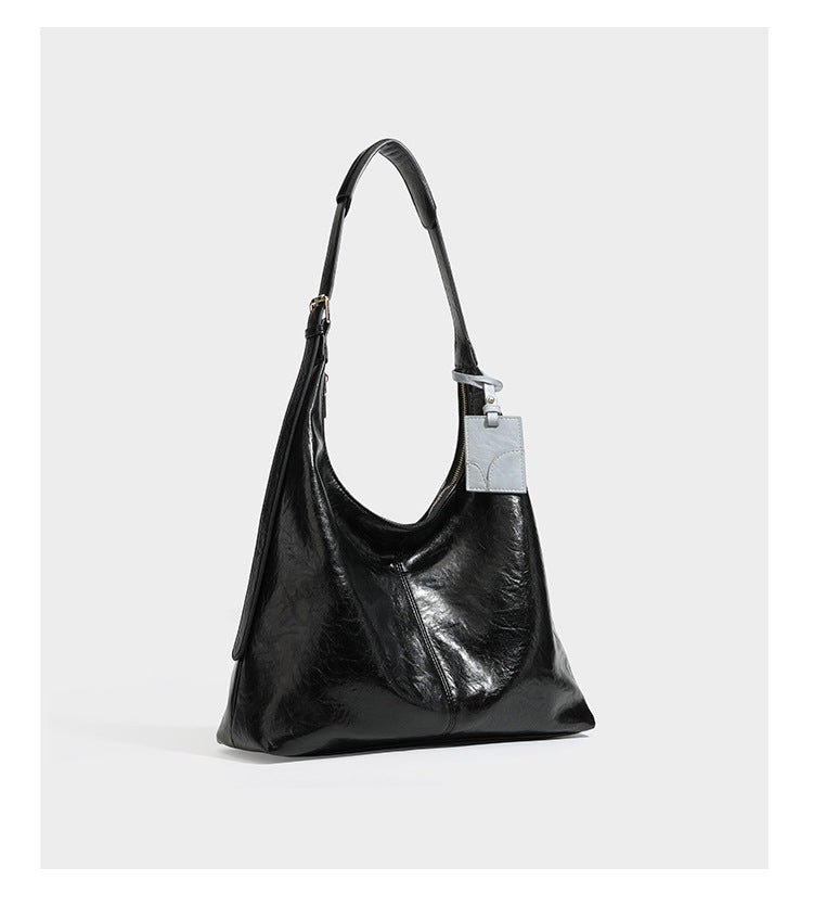 Große dunkelbraune, glänzende, geknautschte Hobo-Schultertasche mit Reißverschluss, goldfarbenen Beschlägen, verstellbarem Riemen und hellblauem