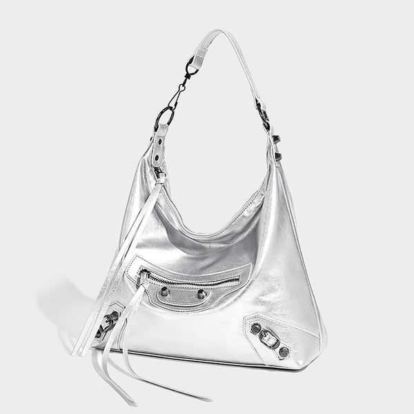 Große, glänzende, geknitterte Hobo-Schultertasche mit dunklen Metallnieten, Reißverschluss, vorderem Reißverschlussfach und verstellbarem Crossbody-Riemen
