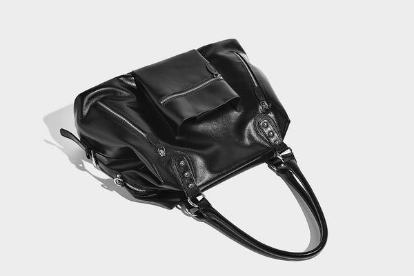 Glänzende strukturierte Tote-Henkeltasche mit zwei Tragegriffen, abnehmbarem Crossbody-Riemen, Reißverschlusstaschen auf der Vorderseite und silberfarbenen Beschlägen