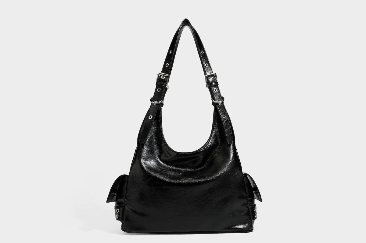 Große glänzende schwarze Hobo-Schultertasche mit silberfarbenem Ösen-Gürtelboden, Schnallenbeschlägen, vorderer Reißverschlusstasche und zwei …; Detailansicht