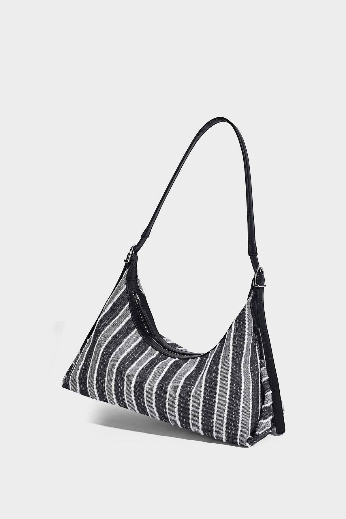 Weich fallende Hobo-Tasche aus gestreiftem Webmaterial mit kontrastierendem Besatz in Creme, Reißverschluss oben und verstellbarem Riemen mit Schnalle in Silberoptik, Detailaufnahme