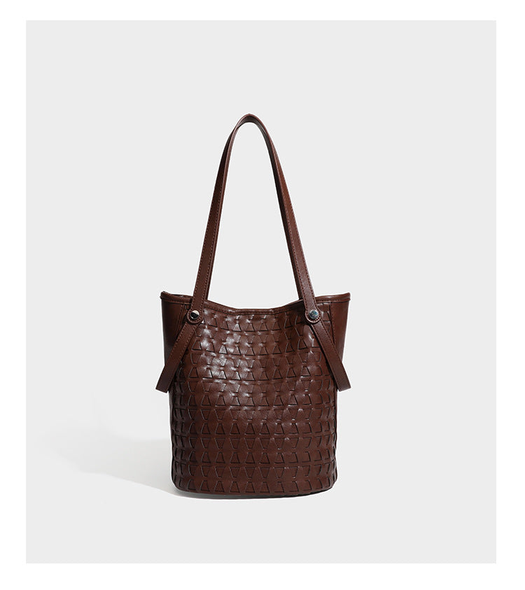 Shopper-Schultertasche im Bucket-Stil mit Webstruktur in Lederoptik, rundem Anhänger und langen doppelten Trägern, Detailansicht 15