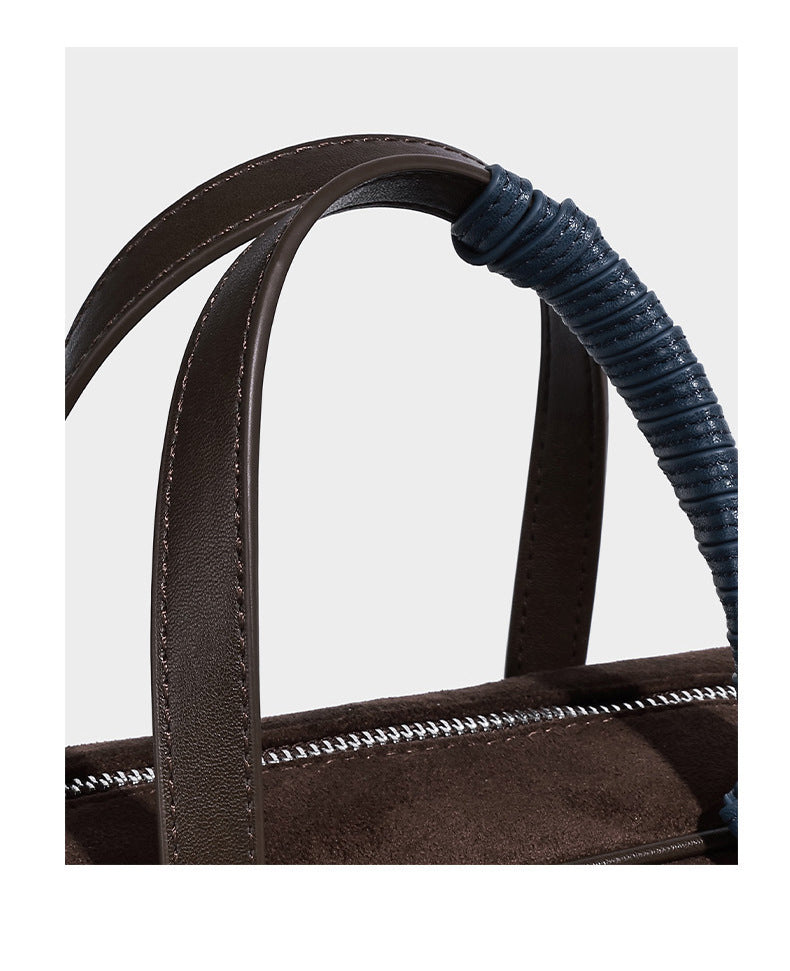 Strukturierte Boston-Bowlingtasche in Veloursleder-Optik, dunkelbraun, mit Henkeln mit blauen Akzenten und abnehmbarem Mini-Rundtäschchen, Detailaufnahme