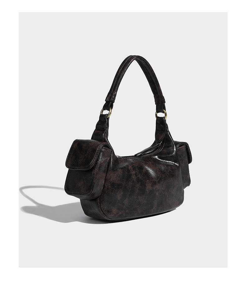 Formlose Schultertasche in Lederoptik mit mehreren Fächern, Used-Finish, vorderer Reißverschlusstasche, seitlichen Klappentaschen und goldfarbenem