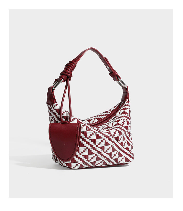 Kleine schwarz-weiße Schultertasche mit gewebtem geometrischem Muster, glatter dunkelbrauner Besatz aus Lederoptik, geknotetem verstellbarem Riemen und seitlichem
