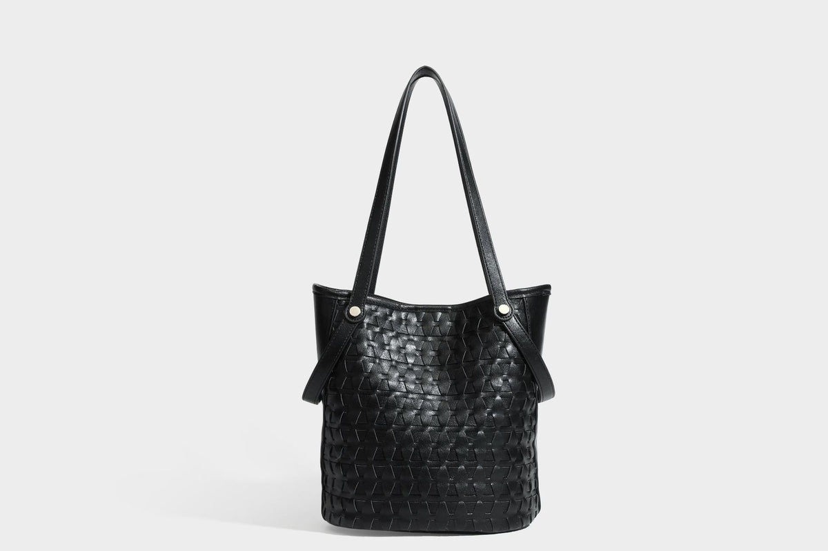 Shopper-Schultertasche im Bucket-Stil mit Webstruktur in Lederoptik, rundem Anhänger und langen doppelten Trägern, Detailansicht 31
