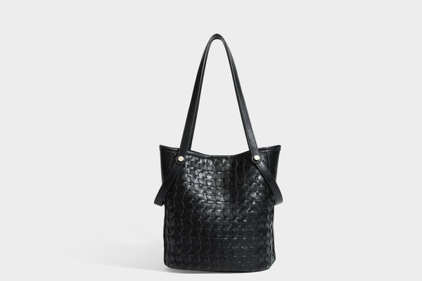 Shopper-Schultertasche im Bucket-Stil mit Webstruktur in Lederoptik, rundem Anhänger und langen doppelten Trägern, Detailansicht 31