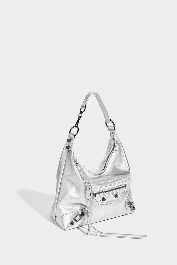 Große, glänzende Hobo-Schultertasche mit geknautschtem Effekt, dunkelfarbenen Nieten, Reißverschluss, vorderem Reißverschlussfach und verstellbarem Crossbody-Riemen