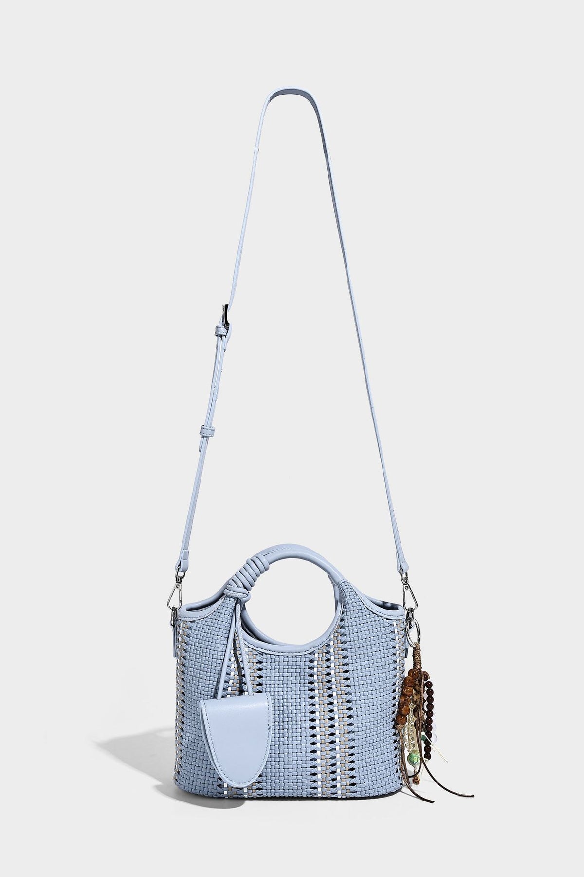 Geflochtene Bucket-Tasche in Pastellblau mit geflochtenen Henkeln, vorderem Einsteckfach, Perlenanhänger und abnehmbarem Schulterriemen