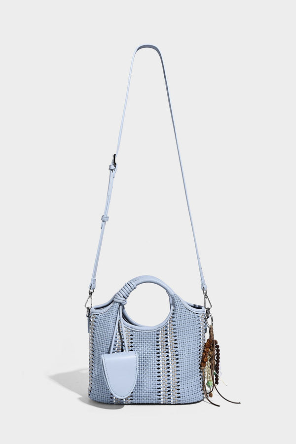 Geflochtene Bucket-Tasche in Pastellblau mit geflochtenen Henkeln, vorderem Einsteckfach, Perlenanhänger und abnehmbarem Schulterriemen