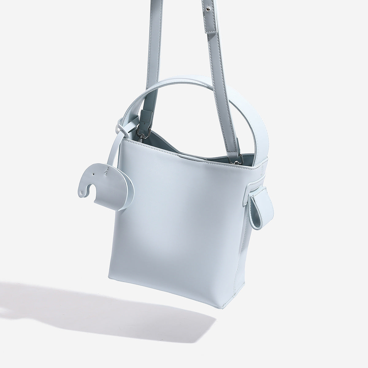 Mini-Bucket-Tasche mit strukturierter Form aus glatter, matter eisblauer Lederoptik, gewölbtem Tragegriff und abnehmbarem Crossbody-Riemen