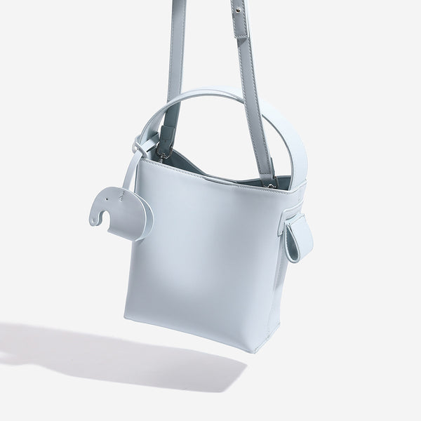 Mini-Bucket-Tasche mit strukturierter Form aus glatter, matter eisblauer Lederoptik, gewölbtem Tragegriff und abnehmbarem Crossbody-Riemen