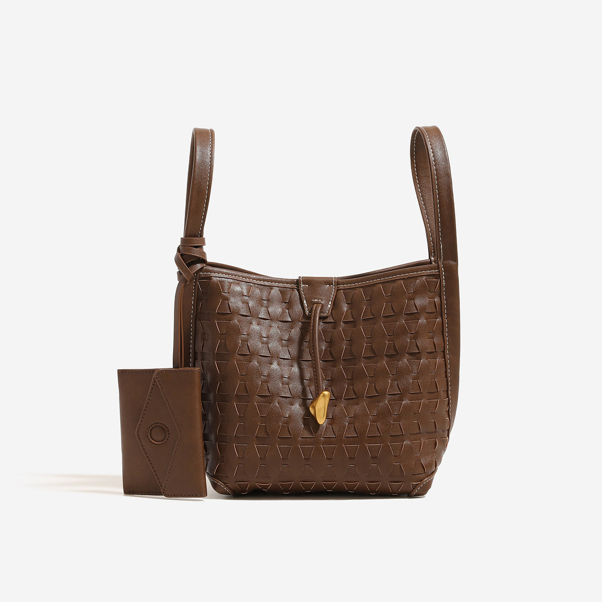 Cremefarbene Beuteltasche mit geprägtem geometrischem Dreiecksmuster, schmalem Schulterriemen, Dreiecksanhänger in Goldoptik und abnehmbarer Mini-Tasche mit Druckknopf