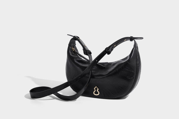 Glänzende, gekräuselte Halbmond-Schultertasche mit goldfarbenen Emblem-Beschlägen und verstellbarem Riemen, Detailansicht 14
