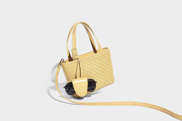 Kleine, formstabile Tote-Bag in gewebter Lederoptik mit geknoteten Henkeln, abnehmbarem Schulterriemen und einem hängenden Mini-Täschchen an der Vorderseite