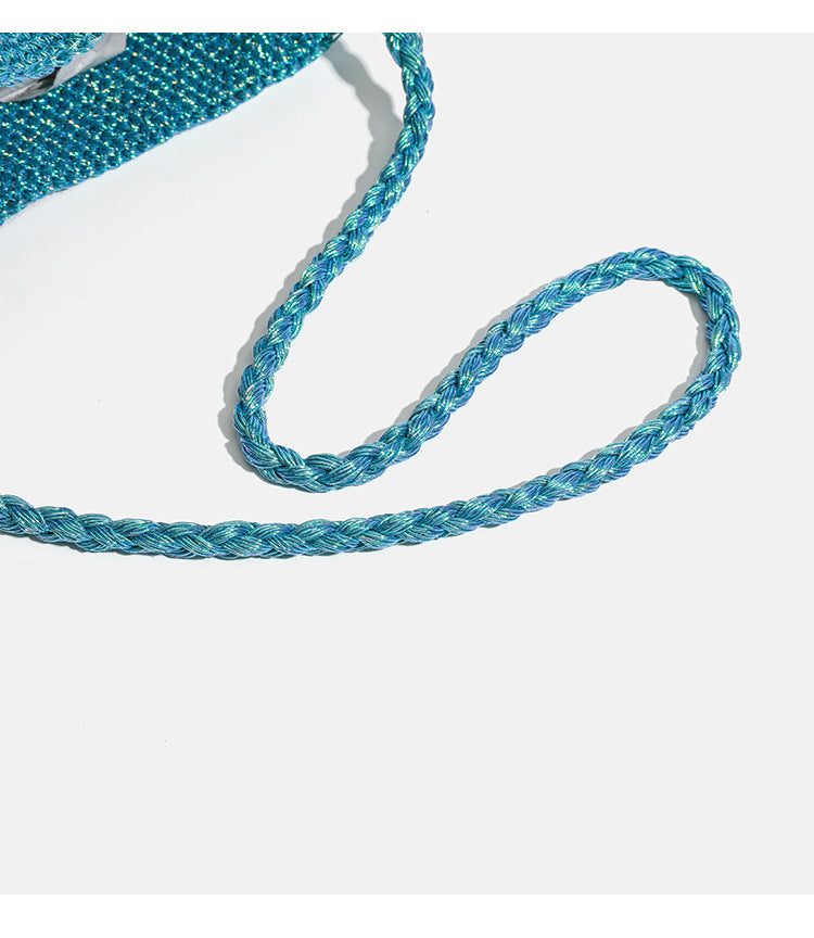 Metallic-Häkeltasche in Petrolblau mit langem geflochtenem Schulterriemen und zylindrischer, oben offener Form, Detailansicht 16
