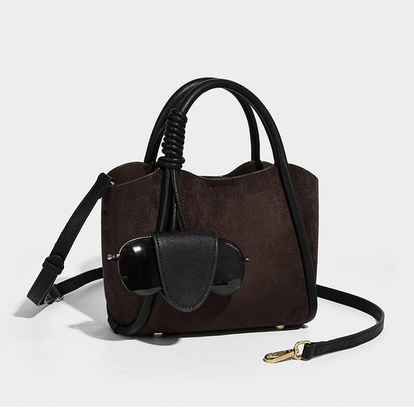 Kleine, strukturierte Tote-Bag mit offenem Oberteil aus dunkelbrauner, matter Wildlederoptik, schwarzen geknoteten Tragegriffen und angesetztem Frontdetail