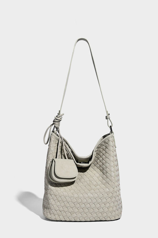 Lässige geflochtene Hobo-Schultertasche mit Korbgeflecht-Textur, befestigter Mini-Tasche vorne und verstellbarem geknotetem Riemen, Detailaufnahme