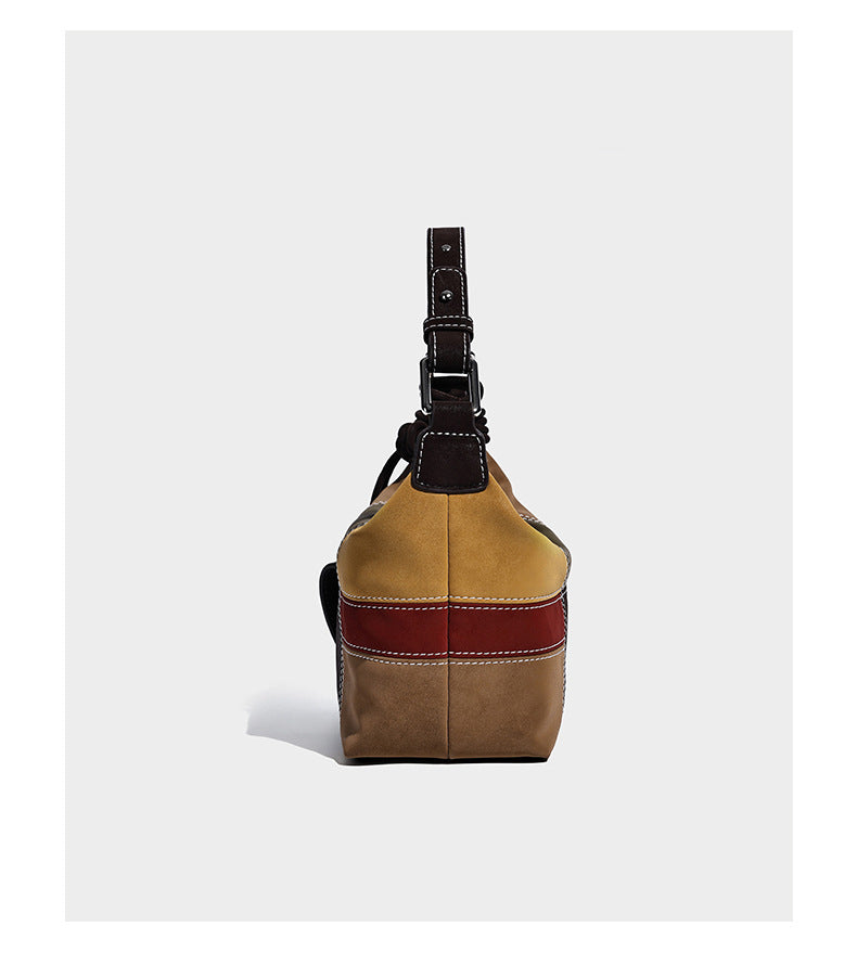 Kompakte Patchwork-Schultertasche mit geknotetem dunklem Henkel und mehrfarbigen Einsätzen in Braun, Camel, Senfgelb, Oliv, Burgunderrot, Schwarz und