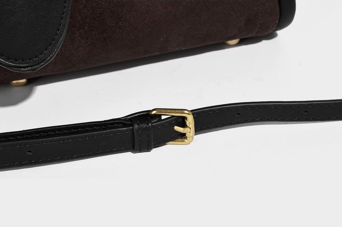 Kleine, strukturierte Tote-Bag mit offenem Oberteil aus dunkelbraunem, mattem Velourslederimitat, schwarzen geknoteten Tragegriffen und aufgesetzter Frontpartie