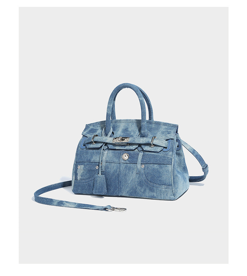 Strukturierte Patchwork-Henkeltasche aus gewaschenem Denim mit gerollten Tragegriffen, Überschlag mit Drehverschluss, aufgesetzten Fronttaschen und, Detail