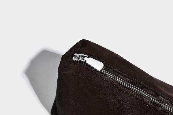 Hohe rechteckige Tote-Bag in matter Velourslederoptik mit zwei Schulterriemen und passender Reißverschlusstasche, Detailansicht 33