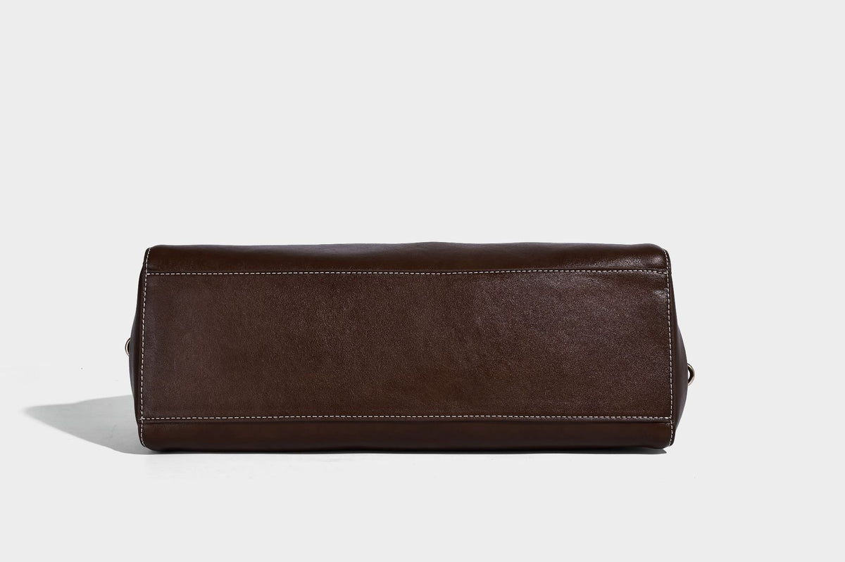 Strukturierte rechteckige Baguette-Schultertasche aus dunkelbraunem Material in glatter Lederoptik mit zwei Riemen und Reißverschluss oben