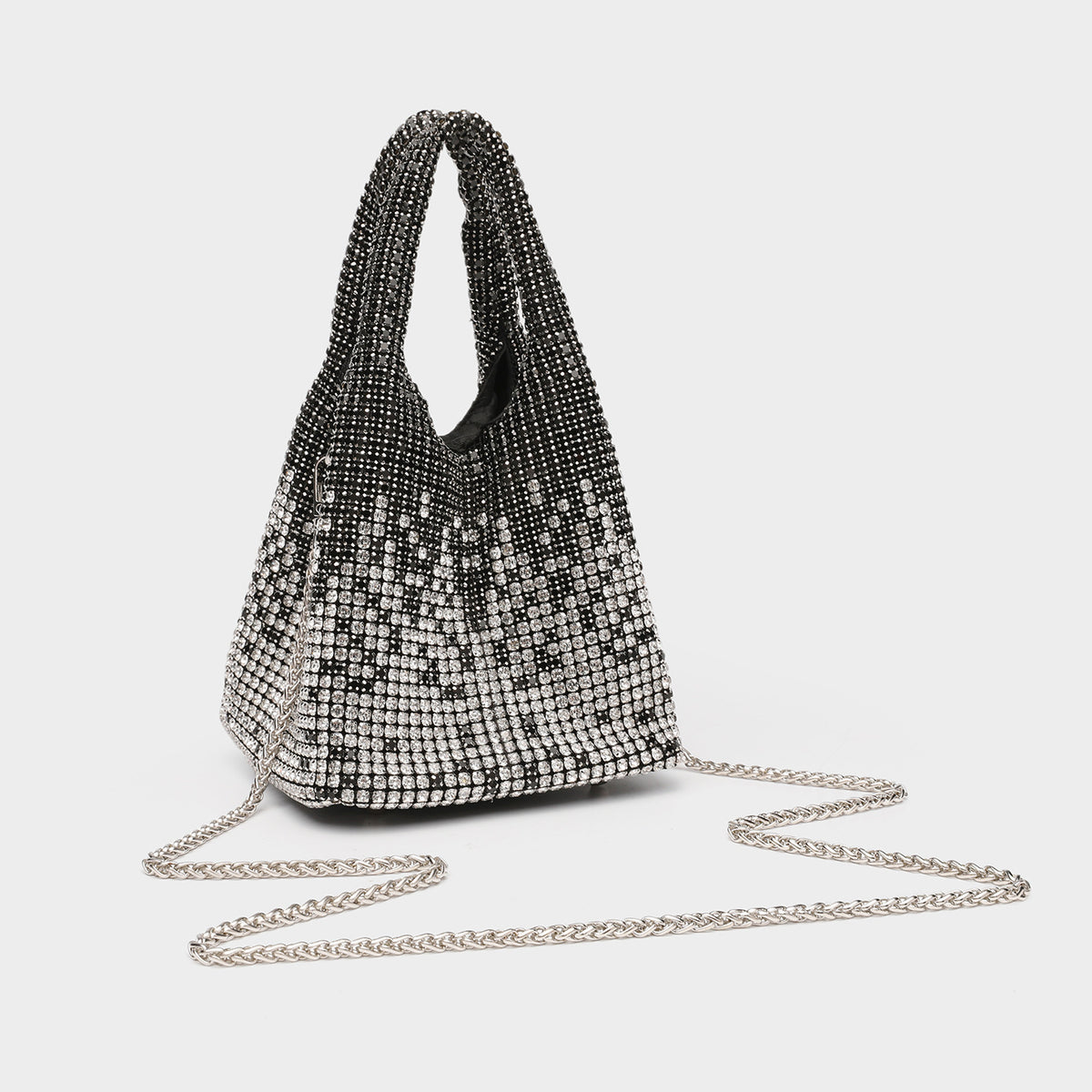 Ombré-Beuteltasche mit Kristall-Strasssteinen im Verlauf von Schwarz zu Silber, Kettenriemen und Kristallgriffen, Detailansicht 6