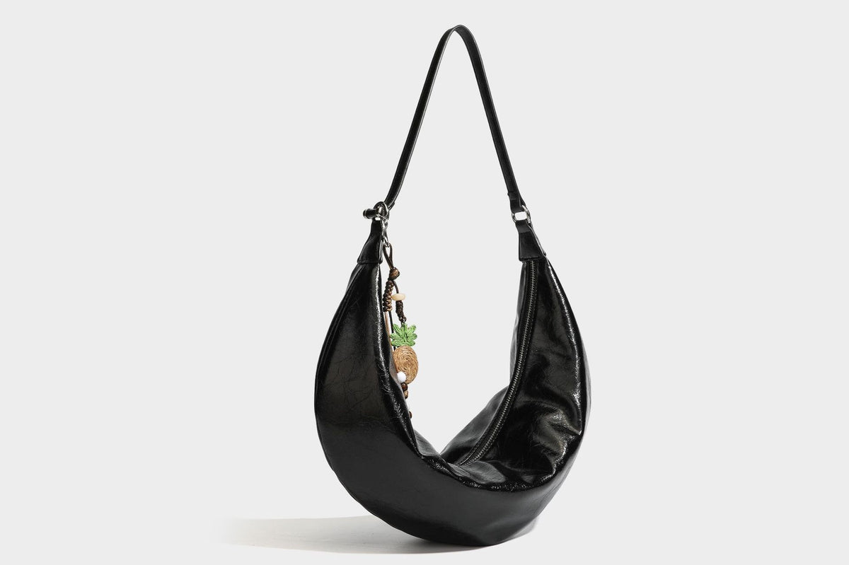 Lässig fallende Hobo-Schultertasche in Halbmondform mit glänzender, geknautschter Lederoptik, schmalem Riemen, silberfarbenen Ringbeschlägen und