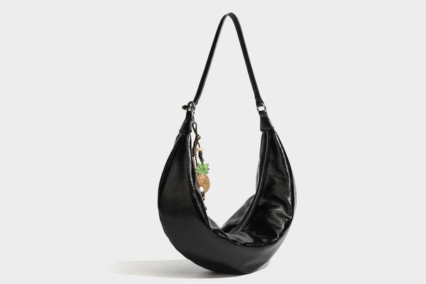 Lässig fallende Hobo-Schultertasche in Halbmondform mit glänzender, geknautschter Lederoptik, schmalem Riemen, silberfarbenen Ringbeschlägen und